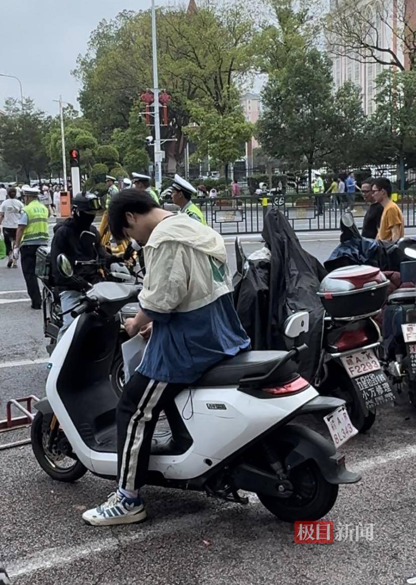 “我妈记错时间了！”高考第二天，连续两名考生向记者借手机联系家长